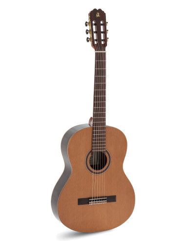 Guitarra clásica Admira Virtuoso + funda 10 mm